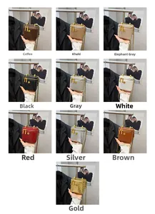 Détails montrant les diverses couleurs des mini sacs carrés façon croco avec boucle florale