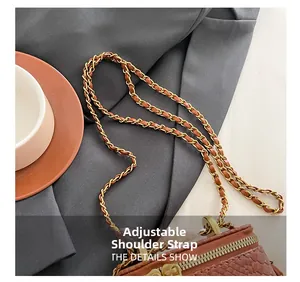 Détail du mini sac marron texturé avec bandoulière réglable en chaîne dorée et double zip