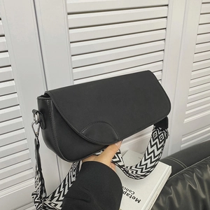 Sac bandoulière chic en cuir noir avec large sangle géométrique pour femmes