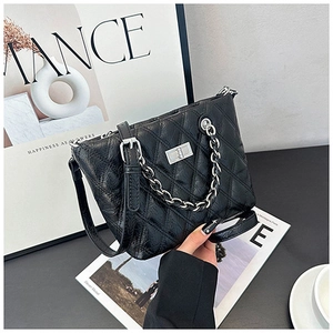 Détail du sac cabas matelassé en cuir verni noir avec fermoir et chaîne argentés
