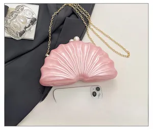 Pochette coquillage rose en acrylique avec fermoir perle et chaîne dorée