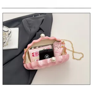 Vue intérieure d'une pochette soirée rose montrant sa capacité pour smartphone