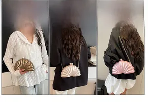 Détails du sac de soirée coquillage avec texture radiale, fermoir perle et chaîne dorée
