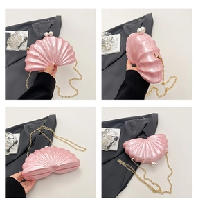 Détails de la pochette de soirée en forme de coquillage avec fermoir perle chic