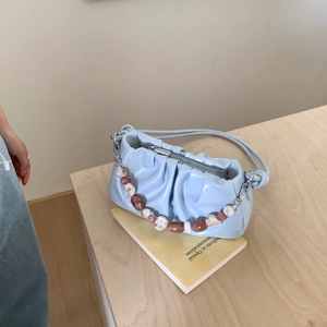 Borsa a spalla azzurra a nuvola increspata con catena di perline marmorizzate
