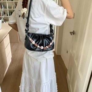Elegante borsa a nuvola nera a pieghe con catena di perle marmoree e tracolla