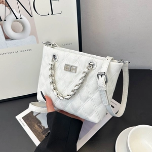 Sac fourre-tout matelassé blanc avec poignée en chaîne et fermoir pivotant