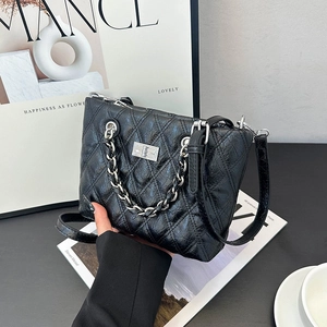 Sac fourre-tout matelassé en cuir huilé noir avec fermoir argenté et bandoulière chaîne