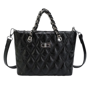 Sac fourre-tout matelassé noir avec poignée en chaîne et fermoir rotatif argenté chic