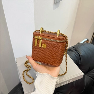 Mini sac bandoulière marron à motif crocodile avec fleur dorée et bandoulière chaîne