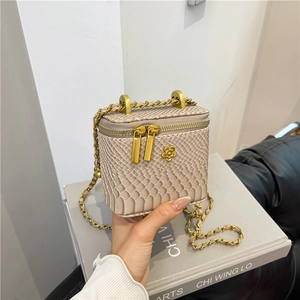 Mini sac bandoulière beige à motif serpent avec chaîne dorée et détail fleur