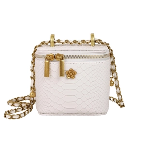 Mini sac blanc motif crocodile avec bandoulière chaîne dorée et badge floral chic