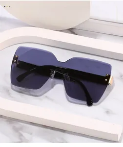 Detail der randlosen Oversize-Sonnenbrille mit goldenen Scharnieren und Bügelspezifikationen