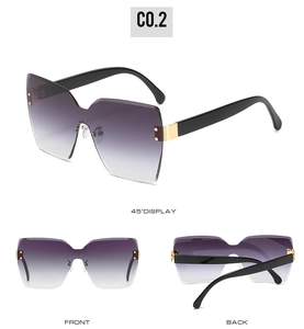 Details einer randlosen Oversize-Sonnenbrille mit lila Verlauf und goldener Nietverzierung