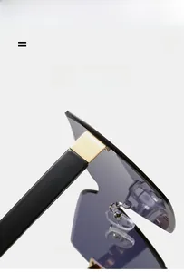 Detailaufnahme der leichten Übergroße-Sonnenbrille mit goldener Scharniere