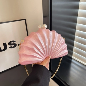 Pochette de soirée rose en forme de coquille avec fini nacré et bandoulière chaîne