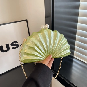 Sac de soirée élégant vert clair en forme de coquillage avec fermoir perle et chaîne dorée
