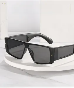 Détail de lunettes de soleil à petite monture noire brillante avec points métalliques