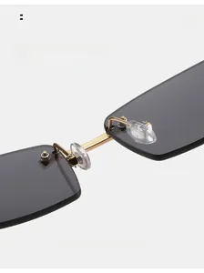 Detail van comfortabele siliconen neuspads en gouden metalen brug van randloze zonnebril
