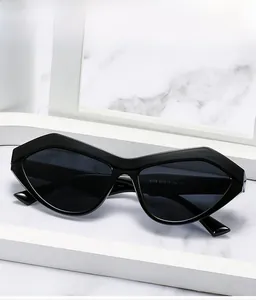 Detailansicht der schwarzen Cat-Eye Sonnenbrille Modell 9119 mit Gläsermaßen-Text