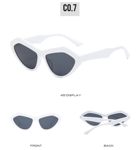 Detailansicht der weißen Cat-Eye-Sonnenbrille mit geometrischem Rahmen und dunklen Gläsern