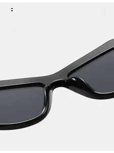 Detail der bequemen integrierten Nasenpads an der schwarzen Cat-Eye-Sonnenbrille