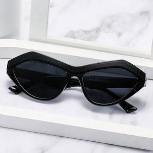 Moderne schwarze Cat-Eye-Sonnenbrille für Damen mit geometrischem Rahmen und dicken Bügeln