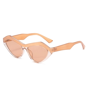 Moderne Katzenaugen-Sonnenbrille mit transparentem pfirsichrosa Rahmen und getönten Gläsern