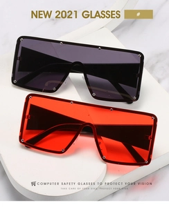 Detail einer quadratischen Oversize-Schild-Sonnenbrille mit silbernen Nieten am flachen Rand