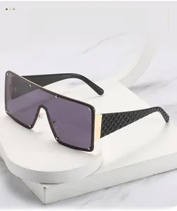 Detail der quadratischen lila Gläser mit Nieten und 3D-texturierten Bügeln der Sonnenbrille