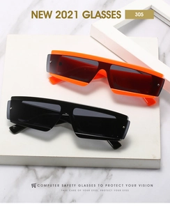 Détail de lunettes de sport orange et noires tendance sur un support d'exposition épuré