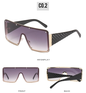 Details von quadratischer Oversize-Sonnenbrille mit lila Verlauf und Goldnieten