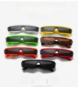 Vue rapprochée de lunettes de soleil rectangulaires empilées en sept couleurs vives