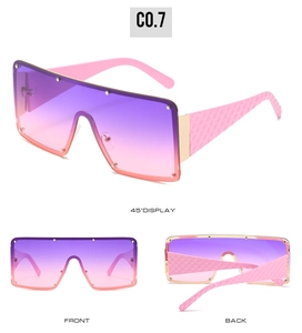 Große eckige Sonnenbrille mit Farbverlauf, Nieten und rosa strukturierten Bügeln
