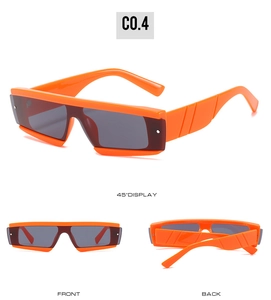 Vue en trois angles de lunettes de soleil carrées orange vif avec verres gris