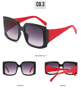 Vue en trois plans de lunettes de soleil carrées noires et rouges avec verres dégradés