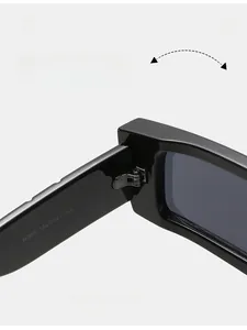 Détail de lunettes de soleil carrées vintage avec charnière en métal et modèle M305