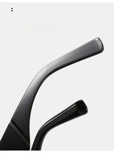 Détail des branches incurvées ergonomiques en résine noire brillante pour lunettes rétro