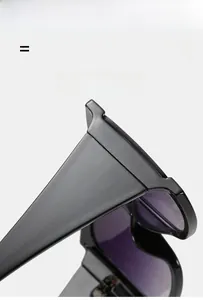 Détail de lunettes de soleil carrées noires avec branches légères et élastiques
