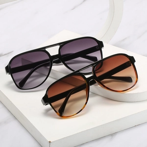 Retro pilot sunglasses with UV400 protection in black and tortoiseshell frames