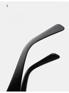 Détail des branches incurvées noires brillantes de lunettes de soleil carrées chic