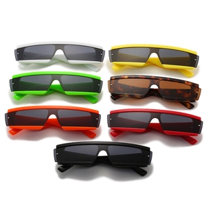 Lunettes de soleil Y2K rétro en sept couleurs avec des rivets métalliques sur la monture
