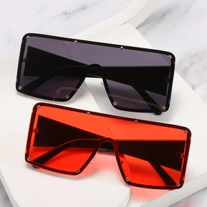 Übergroße eckige Shield-Sonnenbrille mit modischen Metallnieten auf dem Rahmen