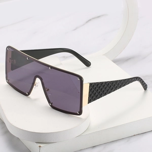 Übergroße quadratische Sonnenbrille mit lila Verlaufsgläsern und Silbernieten