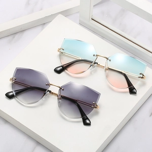 Fashionable rimless cat eye sunglasses with gradient lenses and gold metal frames