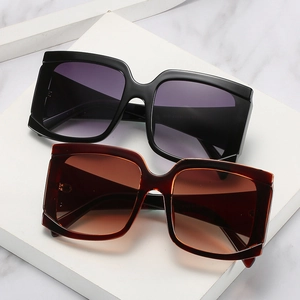 Ensemble de lunettes de soleil carrées oversize avec verres dégradés et monture épaisse
