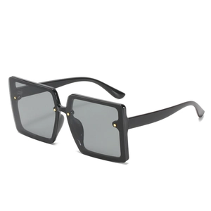 Oversized Square Sunglasses For Women Fashion UV400 Protection PC Frame Retro Large Shades With Metal Rivets Gradient Lens
