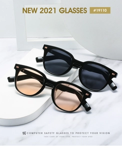 Vue détaillée de lunettes de soleil rondes noires et lunettes à verres orange sur socles
