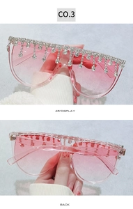 Detail der rosa Sonnenbrille mit Farbverlauf, Glitzer-Strass-Quasten und Oversized-Rahmen