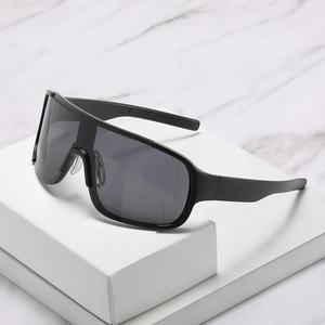 Lunettes de soleil de cyclisme noir mat de style visière sur une surface élégante en marbre